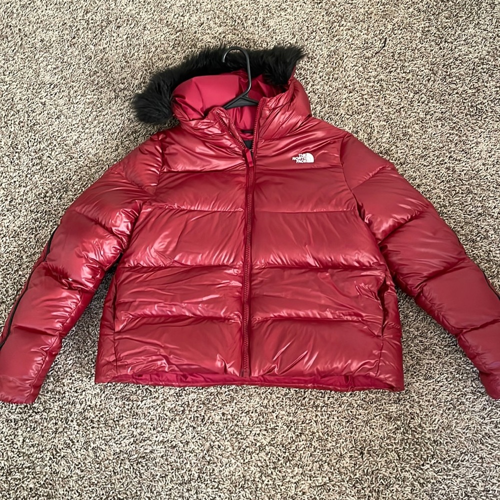 Womens north face . Short bubble coat. With zip sleeves size large